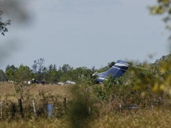 21 Orang Selamat Usai Pesawat Tabrak Pagar dan Terbakar di AS