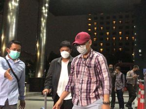 Tiba di KPK, Bupati Kuansing Tersangka Kasus Suap Hanya Tertunduk Diam