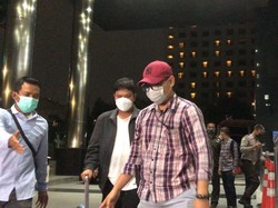 Tiba di KPK, Bupati Kuansing Tersangka Kasus Suap Hanya Tertunduk Diam