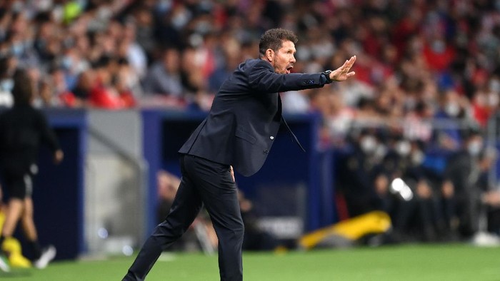 MADRID, SPAIN - OCTOBER 19: Diego Simeone, Head Coach of Atletico Madrid gives instructions to his players during the UEFA Champions League group B match between Atletico Madrid and Liverpool FC at Wanda Metropolitano on October 19, 2021 in Madrid, Spain. (Photo by David Ramos/Getty Images)