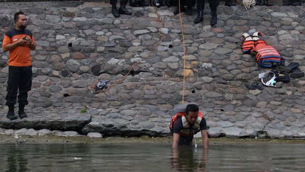 Evakuasi Jenazah Anak yang Tenggelam di Sungai Kalimas