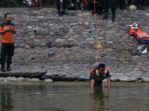 Evakuasi Jenazah Anak yang Tenggelam di Sungai Kalimas