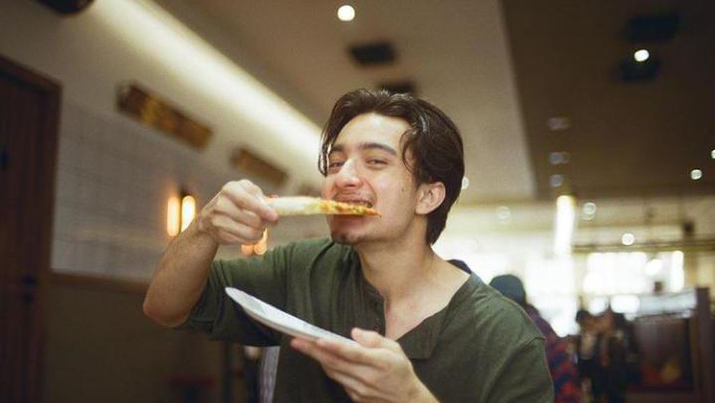 Bryan Domani Doyan Makan Mie Ayam hingga Pizza