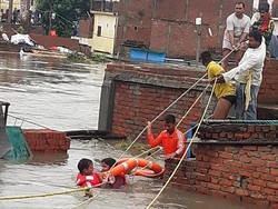Banjir Bandang Landa Kamp Dekat Kuil Hindu di India, 16 Orang Tewas