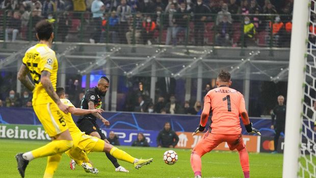 Inter Milan's Arturo Vidal, 3rd left, scores his side's second goal during the Champions League group D soccer match between Inter Milan and Sheriff at the San Siro stadium in Milan, Italy, Tuesday, Oct. 19, 2021. (AP Photo/Antonio Calanni)