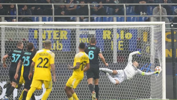 Inter Milan's Arturo Vidal, 3rd left, scores his side's second goal during the Champions League group D soccer match between Inter Milan and Sheriff at the San Siro stadium in Milan, Italy, Tuesday, Oct. 19, 2021. (AP Photo/Antonio Calanni)