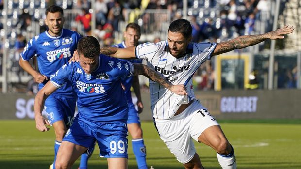 Empoli's Andrea Pinamonti, left, challenges Giuseppe Pezzella during the Italian Serie A soccer match between Empoli and Atalanta Castellani Stadium in Empoli, Italy, Sunday, Oct. 17, 2021. (Marco Bucco/LaPresse via AP)