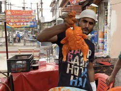 Jajan Ayam Goreng di Pinggir Jalan India, Netizen Salfok Kerumunan Lalatnya