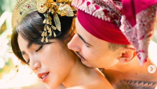 8 Potret Mesranya Jessica Iskandar dan Vincent Verhaag Pakai Baju Adat Bali