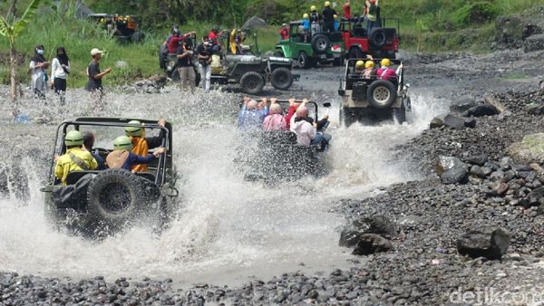 Main Basah-basahan dengan Wisata Jip Lereng Merapi