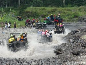 Main Basah-basahan dengan Wisata Jip Lereng Merapi