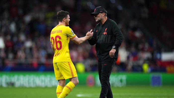 MADRID, SPAIN - OCTOBER 19: Jurgen Klopp, Manager of Liverpool congratulates Andrew Robertson of Liverpool after the UEFA Champions League group B match between Atletico Madrid and Liverpool FC at Wanda Metropolitano on October 19, 2021 in Madrid, Spain. (Photo by Angel Martinez/Getty Images)
