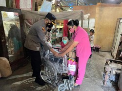 Senangnya Nenek Tari di Sinjai Dihadiahi Kursi Roda dari Istri Kapolri