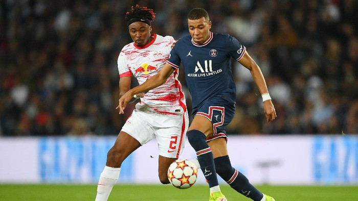 kylian mbappe paris saint-germain psg psg vs rb leipzig liga champions PARIS, FRANCE - OCTOBER 19: Kylian Mbappe of Paris Saint-Germain battles for possession with Mohamed Simakan of RB Leipzig during the UEFA Champions League group A match between Paris Saint-Germain and RB Leipzig at Parc des Princes on October 19, 2021 in Paris, France. (Photo by Matthias Hangst/Getty Images)
