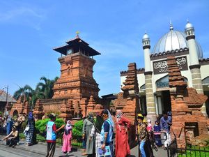 Libur Maulid Nabi, Masjid Menara Kudus Ramai Wisatawan Libur Maulid Nabi, Masjid Menara Kudus Ramai Wisatawan