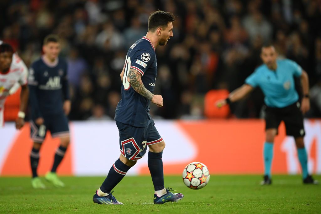 PARIS, FRANCE - OCTOBER 19: Lionel Messi of Paris Saint-Germain scores their side's third goal from the penalty spot during the UEFA Champions League group A match between Paris Saint-Germain and RB Leipzig at Parc des Princes on October 19, 2021 in Paris, France. (Photo by Matthias Hangst/Getty Images)
