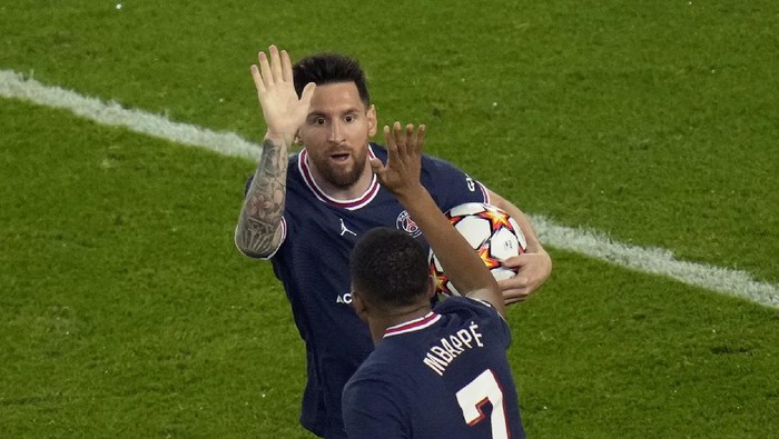 PSGs Lionel Messi celebrates with PSGs Kylian Mbappe after scoring his sides second goal during his Champions League soccer match between Paris Saint Germain and RB Leipzig at the Parc des Princes stadium in Paris, Tuesday, Oct. 19, 2021. (AP Photo/Christophe Ena)