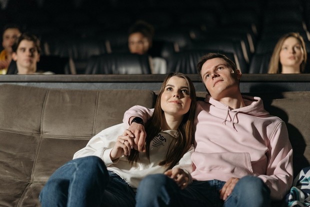 Makna tangan yang melingkar di bahu/ Foto: Pexels/ Pavel Danilyuk Makna tangan yang melingkar di bahu