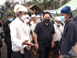 Bergaya Bak Foto Model, Erick Thohir Bangga Pake Jaket Ala Pilot