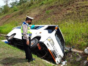 Mobil Travel Masuk Parit di Tol Cipali, Satu Orang Tewas