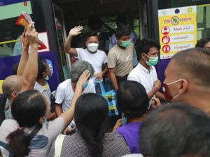 Momen Haru Pembebasan Tahanan Politik Myanmar Momen Haru Pembebasan Tahanan Politik Myanmar