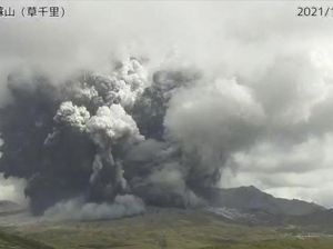 Tangkapan Gambar Asap Raksasa Saat Gunung Aso Erupsi Tangkapan Gambar Asap Raksasa Saat Gunung Aso Erupsi