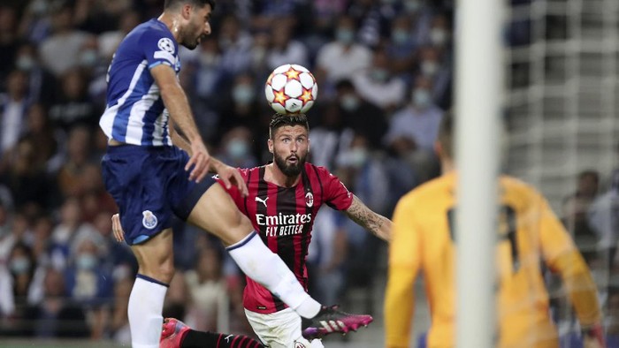 AC Milans Olivier Giroud, center, eyes the ball in front of Portos goal during the Champions League group B soccer match between FC Porto and AC Milan at the Dragao stadium in Porto, Portugal, Tuesday, Oct. 19, 2021. (AP Photo/Luis Vieira)