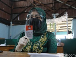 Alus Euy! Panitia Berbusana Adat Kawal TPS Pilkades di Bandung