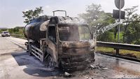 Penampakan Truk BBM Solar  yang Terbakar di Tol Pandaan-Malang