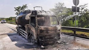 Penampakan Truk BBM Solar  yang Terbakar di Tol Pandaan-Malang