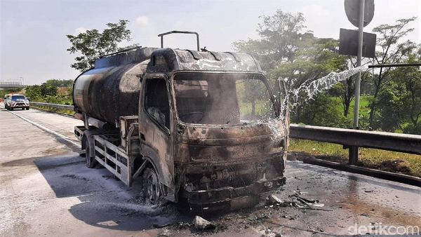 Penampakan Truk BBM Solar  yang Terbakar di Tol Pandaan-Malang