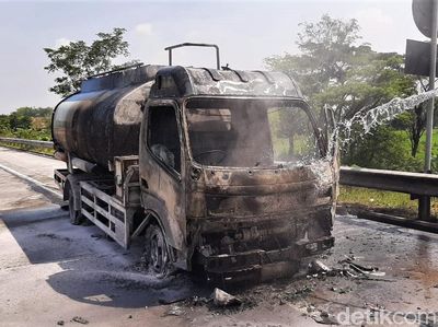 Penampakan Truk BBM Solar  yang Terbakar di Tol Pandaan-Malang