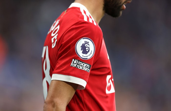 LEICESTER, ENGLAND - OCTOBER 16: The No Room For Racism premier league logo is seen on the shirt of Bruno Fernandes of Manchester United  during the Premier League match between Leicester City and Manchester United at The King Power Stadium on October 16, 2021 in Leicester, England. (Photo by Alex Pantling/Getty Images)