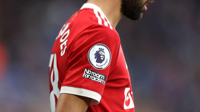 LEICESTER, ENGLAND - OCTOBER 16: The No Room For Racism premier league logo is seen on the shirt of Bruno Fernandes of Manchester United  during the Premier League match between Leicester City and Manchester United at The King Power Stadium on October 16, 2021 in Leicester, England. (Photo by Alex Pantling/Getty Images)