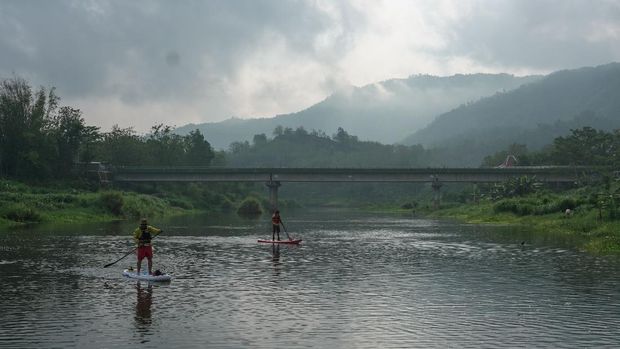 Operator wisata menjajal jalur wisata susur sungai di Pundong, Bantul, DI Yogyakarta, Rabu (20/10/2021). Wisata minat khusus menyusuri sungai Opak menggunakan papan Stand Up Paddle dengan jarak 10 kilometer tersebut memanfaatkan aliran sungai yang tenang yang mengutamakan standar keamanan wisata air. ANTARA FOTO/Hendra Nurdiyansyah/aww.