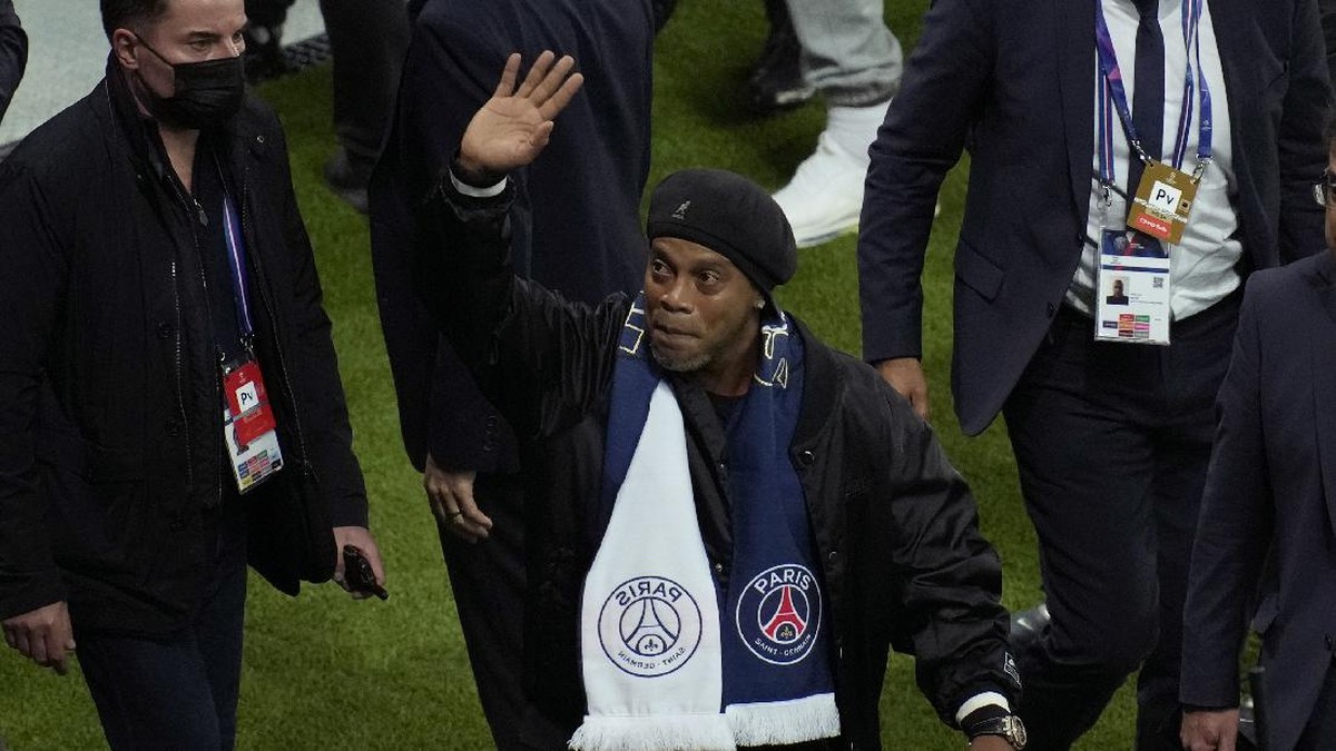 Ronaldinho menjadi tamu kehormatan PSG jelang laga melawan RB Leipzig di matchday ketiga Liga Champions. (Foto: Christophe Ena/AP)