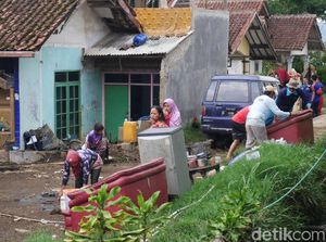 Saat Warga Ramai-ramai Bersihkan Sisa Banjir di Lembang