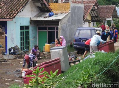 Saat Warga Ramai-ramai Bersihkan Sisa Banjir di Lembang