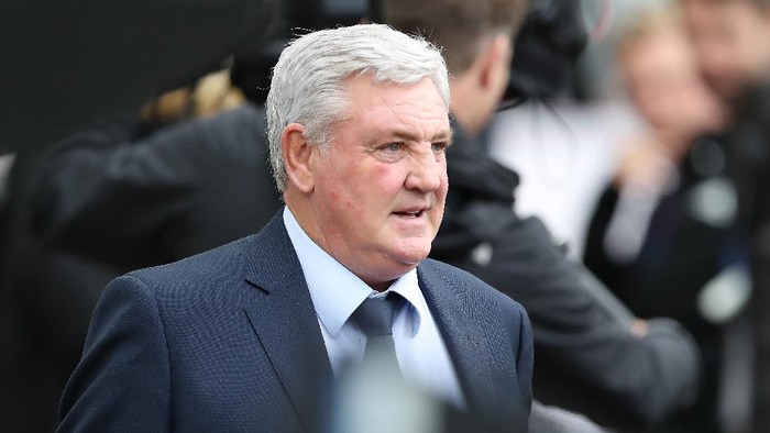 NEWCASTLE UPON TYNE, ENGLAND - OCTOBER 17: Newcastle United manager Steve Bruce arrives at the stadium prior to the Premier League match between Newcastle United and Tottenham Hotspur at St. James Park on October 17, 2021 in Newcastle upon Tyne, England. (Photo by Ian MacNicol/Getty Images)