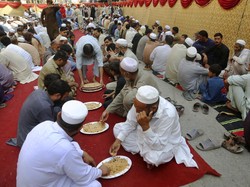 Hukum Makan Makanan Maulid Nabi