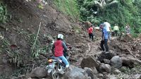 Potret Jalan di Polewali Mandar yang Tertutup Longsor