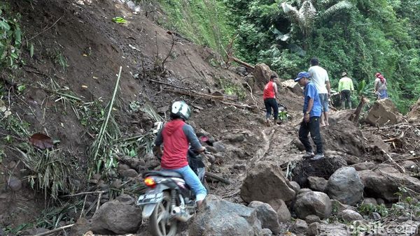 Potret Jalan di Polewali Mandar yang Tertutup Longsor