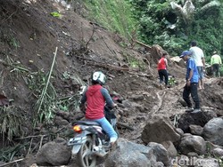 Penampakan Longsor di Polman Sulbar yang Tutup Akses Jalan
