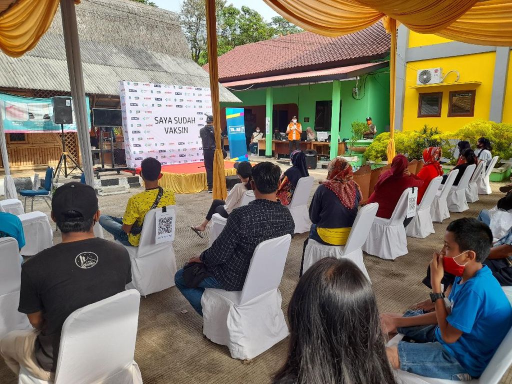 Antusiasnya Warga Bekasi Ikuti Vaksinasi COVID Massal Trans7 Antusiasnya Warga Bekasi Ikuti Vaksinasi COVID Massal Trans7