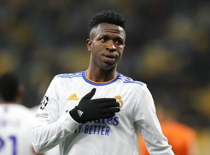 Real Madrids Vinicius Junior, right, and Shakhtars Marlos challenge for the ball during the Champions League group D soccer match between Shakhtar Donetsk and Real Madrid at the Olympiyskiy stadium in Kyiv, Ukraine, Tuesday, Oct. 19, 2021. (AP Photo/Efrem Lukatsky)