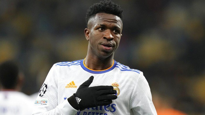 Real Madrids Vinicius Junior, right, and Shakhtars Marlos challenge for the ball during the Champions League group D soccer match between Shakhtar Donetsk and Real Madrid at the Olympiyskiy stadium in Kyiv, Ukraine, Tuesday, Oct. 19, 2021. (AP Photo/Efrem Lukatsky)