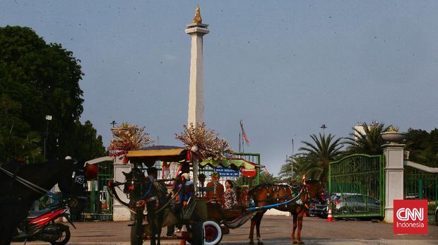 Wisata delman di kawasan silang Monas, Jakarta Pusat, Rabu (20/10/2021). Harga sewa delman di kawasan silang Monas, dikenakan tarif 100 ribu untuk sekali putaran kawasan Monas, Jakarta Pusat. CNN Indonesia/Andry Novelino