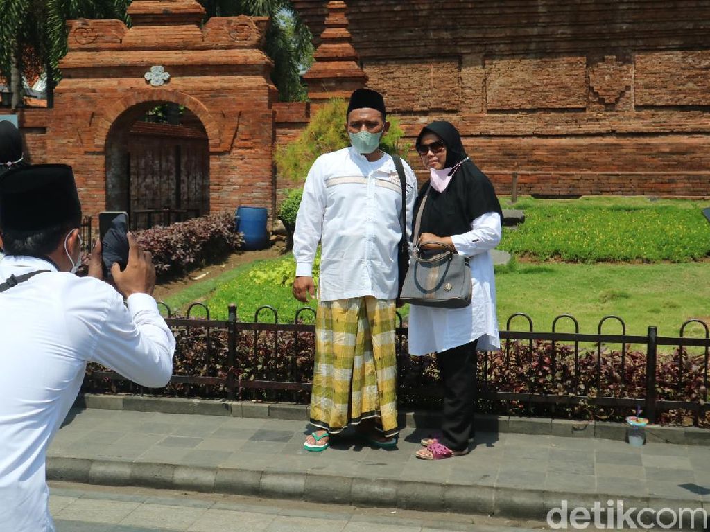 Foto: Wisata Religi Sunan Kudus Ramai Peziarah Foto: Wisata Religi Sunan Kudus Ramai Peziarah
