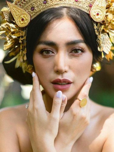 Jessica Iskandar dan Vincent Verhaag baru saja selesai pemotretan prewedding memakai baju adat Bali sangat intim. Yuk intip!