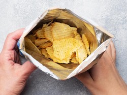 5 Bahaya Sering Ngemil Keripik Kentang, Termasuk Picu Kanker!